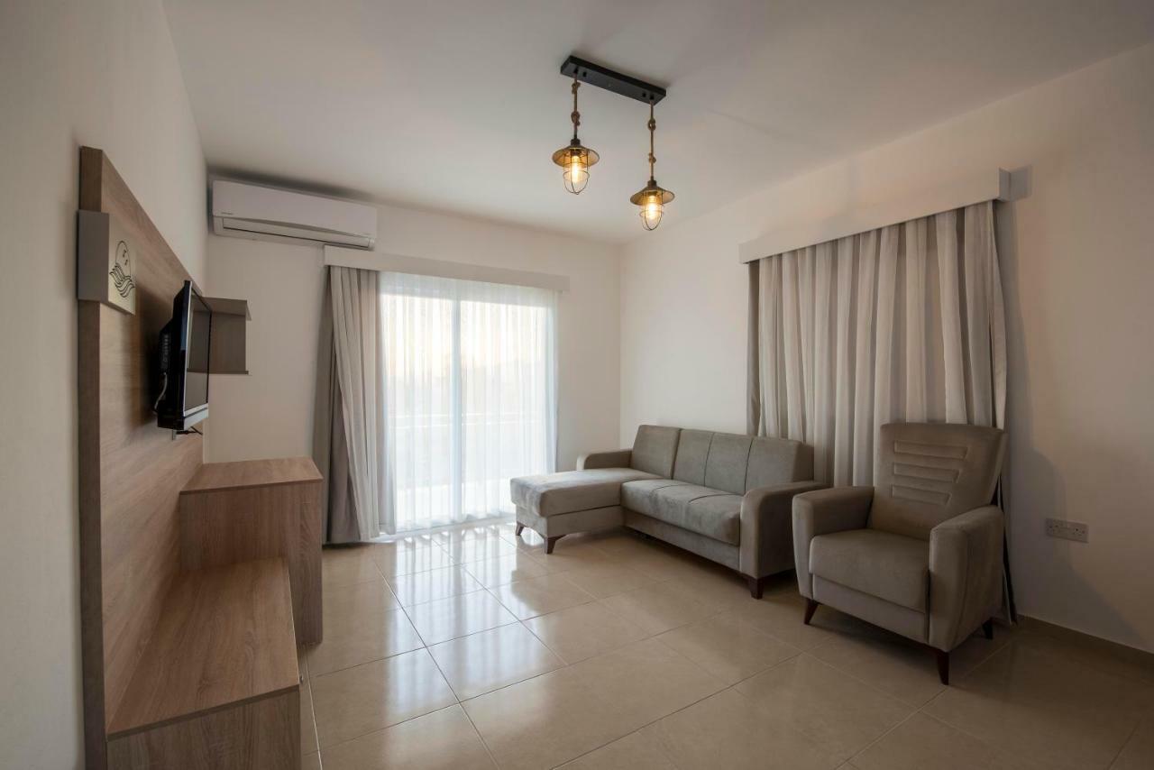 Deniz Airport Suites Nikosia Exterior foto